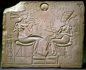 Královská rodina: Achnaton, Nefertiti a jejich děti, asi 1350 př.nl