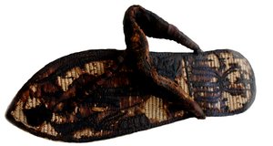 Tutanchamonův sandál zdobený vázanými vězni a sema-tawy symboly, 14. stol. před naším letopočtem
