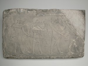 Fragment stěny z hrobky zobrazující nosiče obětních darů od Ancient Egyptian