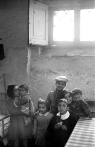 CROTONE - DĚTI VE SKLEPNÍM DOMĚ, od Ando Gilardi