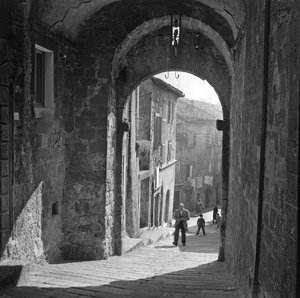 Pohled na ulici v Abbadia San Salvatore, Siena, Toskánsko, Itálie