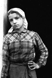 Dívka pracující jako sběračka oliv v Kalábrii, Itálie, asi 1955 (čb fotografie)