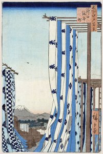 Japonské tisky: Barvířská čtvrť v Kanda (Tokio, Japonsko). V pozadí můžete vidět horu Fuji. Série 100 slavných pohledů na Eda. (Čtvrť Dyers v Kanda. Sto slavných pohledů na Edo). Dílo Utagawa Hiroshige (1797-1858), rytina od Ando or Utagawa Hiroshige