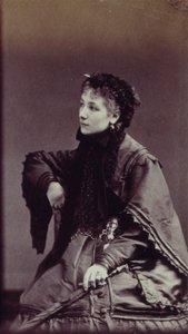 Portrét Sarah Bernhardtové (1844-1923) v městském kroji od Andre Adolphe Eugene Disderi