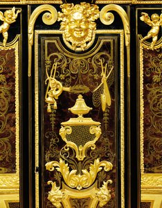 Louis XIV petit armoise, cca 1700-10 (ormolu, mosaz, želvovina, eben a intarzie)