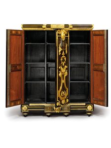 Louis XIV petit armoise, cca 1700-10 (ormolu, mosaz, želvovina, eben a intarzie)