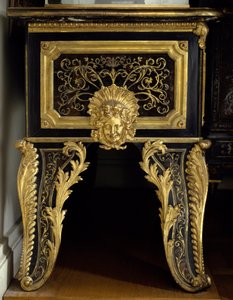 Nábytek Louis XIV: komoda s kovovou vložkou s akantem od Andre Boulle