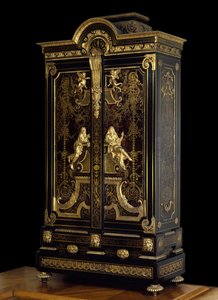 Nábytek ve stylu Ludvíka XIV (1661-1715): skříň zdobí postavy Aspasie a Sokrata vyrobené z dubu, ebenu a zlacení Andre Boulle (1642-1732) Vers 1710 Paris. muzeum Louvre