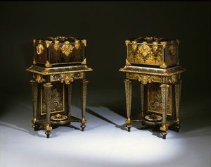 Pár záchodových truhlíků Ludvíka XIV od Andre Charles Boulle