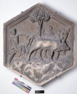 The Art of Agriculture, šestihranná dekorativní reliéfní dlaždice ze série zobrazující praktiky umění a věd, možná podle návrhů Giotta (asi 1266-1337) asi 1334-1348 (mramor)