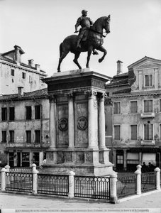 Jezdecká socha kondotiéra Bartolomea Colleoniho (1400-75) (bronz) (černobílá fotografie) od Andrea del Verrocchio