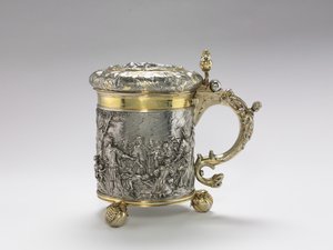 Tankard, konec 17. století (broušený a sešívaný stříbrný plech, repussé a rýhovaný ornament, litá rukojeť a nohy, částečně zlaceno) od Andreas Brachfeldt