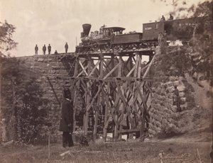 Most na Orange and Alexandria Rail Road, jak byl opraven armádními inženýry pod vedením plukovníka Hermana Haupta, 1865 (albumenový stříbrný tisk ze skleněného negativu)