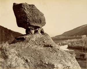 Sfinga v údolí, z knihy The Great West Illustrated in a Series of Photographic Views across the Continent taken along the line of the Union Pacific Railroad West from Omaha, Nebraska by A.J. Russell, Volume I (Velký západ ilustrovaný v sérii fotografických od Andrew Joseph Russell