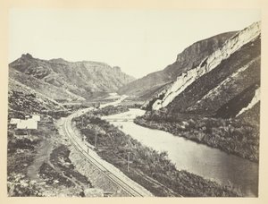 Wilhelminin průsmyk, vzdálený pohled na zubaté skály nebo Ďáblovu skluzavku, Weber Canon, Utah od Andrew Joseph Russell