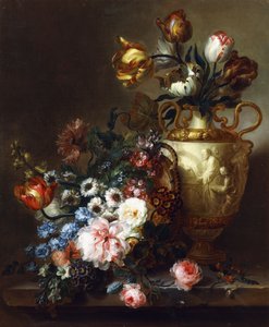Tulipány ve váze a růže v košíku na kamenné římse, od Ange-Louis-Guillaume Lesourd-Beauregard