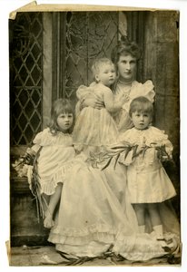 Vévodkyně Evelyn a tři děti, kolem roku 1899 (černobílá fotografie)