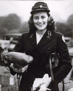 Kick Kennedy v uniformě amerického Červeného kříže v Londýně, kolem roku 1943 (černobílá fotografie)