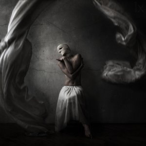 Dramatická postava v plášti od Anja Matko