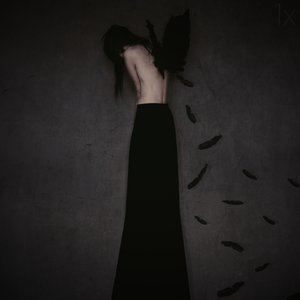 Zarmoucená okřídlená žena od Anja Matko