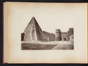 Pohled na pyramidu Caïus Cestius a Porta Ostiense v Římě, Itálie Cestiova pyramida. Roma (název na objektu) od Anonymous