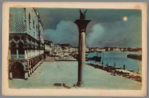 Pohled na náměstí svatého Marka s Colonne di San Marco a nároží Dóžecího paláce v Benátkách od Anonymous