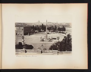 Piazza del Popolo v Římě, s bazilikou svatého Petra v pozadí, Itálie Piazza del Popolo. Roma (název na objektu) od Anonymous