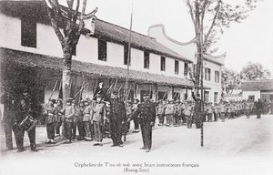 Čínští sirotci se svými francouzskými instruktory v regionu Kiang Sou Fotografie z počátku 20. století - soukromá sbírka od Anonymous Anonymous