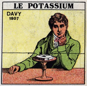 Elektrochemie: rozklad potaše (draslíku) a sody Sirem Humphrym Davym (1778-1829) v roce 1807. Anonymní ilustrace z roku 1925. Soukromá sbírka. od Anonymous Anonymous