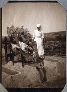 První světová válka 1914-1918: zdravotní sestra (Therese Pavillou?) v blůze na hrobě francouzského pilota seržanta Rouxe, který zemřel ve věku 21 let v Couville, Manche, Basse-Normandie (Dolní Normandie), Francie. Anonymní fotografie červenec 1917. Soukrom od Anonymous Anonymous