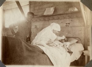 První světová válka 1914-1918: zdravotní sestra v blůze holí vojáka (francouzská válečná zranění leží v posteli), v Couville, Manche, Dolní Normandie (Dolní Normandie), Francie. Anonymní fotografie červenec 1917. Soukromá sbírka, Stella. od Anonymous Anonymous