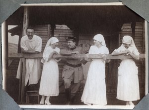 První světová válka 1914-1918: zdravotní sestry v legrační blůze s vojáky a lékařem v Couville, Manche, Dolní Normandie (Dolní Normandie), Francie. Anonymní fotografie červenec 1917. Soukromá sbírka, Stella. od Anonymous Anonymous