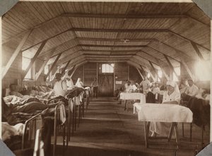 První světová válka 1914-1918: zranění vojáci a zdravotní sestry francouzského červeného kříže (červený kříž), tábor Couville v Lamanšském průlivu, Dolní Normandie (Dolní Normandie), Francie. Anonymní fotografie červenec 1917. Soukromá sbírka, Stella. od Anonymous Anonymous