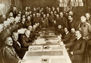 První světová válka: podepsání mírové smlouvy z Brest Litovsk (Brest-Litovsk) dne 3.3.1917 mezi Němci a Rusy. Bolševická říše má jiná území než Německo. Zástupci centrálních říší (nebo Triple Alliance, Německo, Rakousko od Anonymous Anonymous
