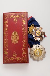 Království dvou Sicílie (Dvě Sicílie) - Řád svatého Ferdinanda a za zásluhy: odznaky rytířského velkokříže patřícího členovi velkovévodského rodu Baden - polovina 19. století - zlato, stříbro a smaragdy; zbrojní schránka Království dvou Sicilů od Anonymous Anonymous