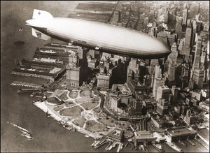 LZ127 Graf Zeppelin v New Yorku 1929 - LZ127 Graf Zeppelin nad New Yorkem od Anonymous Anonymous