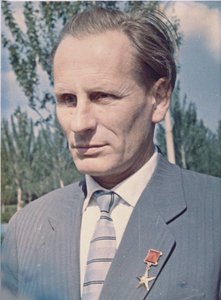 Michail Vasiljevič Melnikov (1919-1996), konstruktér raketových motorů - Anonym. Barevná fotografie Soukromá sbírka od Anonymous Anonymous