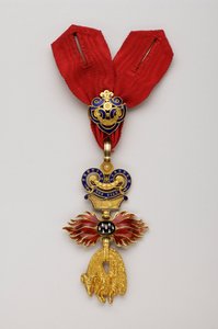 Řád zlatého rouna: Rakouské zlaté rouno - Zmenšený odznak - 1850-1900 - Zlato a smaragdy - V: 7,6 cm; Š: 4,5 cm; Hmotnost: 42 g - Soukromý odběr od Anonymous Anonymous