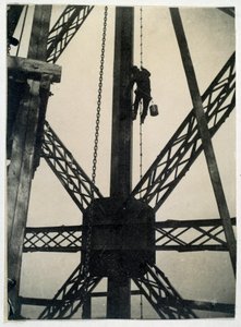 Malíř na Eiffelově věži v roce 1889, Paříž od Anonymous Anonymous