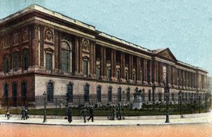 Paříž: vnější pohled na Colonnade du Louvre postavenou Claudem Perraultem (1613-1688). Fotografie z roku 1920 v „Uměleckém albu“ města Paříže. Soukromá sbírka. od Anonymous Anonymous