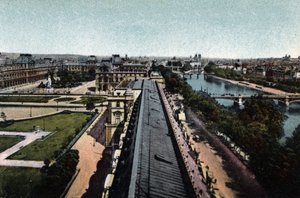 Paříž: panorama směrem k Louvru. La Seine a Cathedrale Notre Dame (Notre-Dame), vpravo. Fotografie z roku 1920 v „Uměleckém albu“ města Paříže. Soukromá sbírka. od Anonymous Anonymous