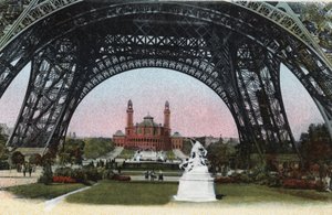 Paříž: Palais du Trocadero pod Eiffelovou věží. Fotografie z roku 1920 v „Uměleckém albu“ města Paříže. Soukromá sbírka. od Anonymous Anonymous