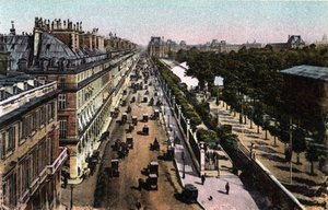 Paříž: pohled na provoz na rue de Rivoli, směrem k Louvru. Fotografie z roku 1920 v „Uměleckém albu“ města Paříže. Soukromá sbírka. od Anonymous Anonymous