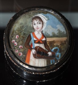 ""Portrét mladé dívky s hurdy-gurdy"" (Portrait of a Girl With Hurdy Gurdy) Anonymní akvarel cca 1800 Soukromá sbírka od Anonymous Anonymous
