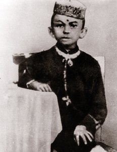 Portrét politického vůdce Mohandase Karamchand Gandhi (1869-1948) dítě - Fotografie kolem roku 1875 od Anonymous Anonymous