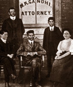 Portrét politického vůdce Mohandase Karamchanda Gandhiho (1869-1948), právníka v Durbanu v Jižní Africe. Fotografie 1893 od Anonymous Anonymous