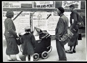 Druhá světová válka (1939-1945): Kolemjdoucí četli mobilizační plakáty v září 1939 od Anonymous Anonymous