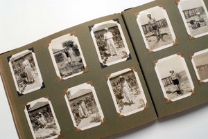 Zátiší fotoalba (fotografického) kolem roku 1925. od Anonymous Anonymous