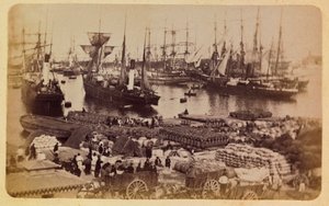 Město Marseille a jeho okolí kolem 1885 -1890: Bassin de la Joliette, nalodění nákladu na kočkách, soukromá sbírka od Anonymous Anonymous