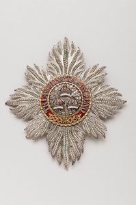 Spojené království – Řád lázní: Rytířská plaketa patřící Jiřímu IV. (1762–1830), regentovi, tehdejšímu králi Anglie (1820–1830) – vyrobil Rundell, Bridge & Rundell, Londýn – 1813 – zlato, stříbro, diamanty a emaily - V 11,9 cm; š 10,6 cm; hmotnost: od Anonymous Anonymous